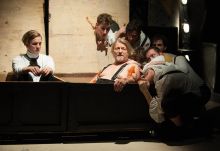 Egy csónakban
William Shakespeare: Athéni Timon című műve az Ódry színpadon, 2015. április 4-én. A darabban Hegedűs D. Géza, valamint a Színház- és Filmművészeti Egyetem III. és V. éves hallgatói láthatók.