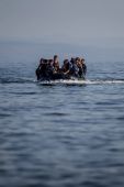"Európa kapuja" Leszbosz sziget
A menekültválság első állomása Görögország Leszbosz szigete, ahova a menekültek csónakokkal és hajókkal jutnak át Törökország partjaitól az Égei-tengeren átkelve. Ez az első európai ország ahol menedékkérelmüket regisztrálják és megkezdhetik útjukat a kívánt céljuk felé, amely általában Németország vagy a skandináv országok egyike. A megérkezés egyben cél is és hatalmas felszabadultsággal jár, de az út és megpróbáltatás  csak itt kezdődik igazán.