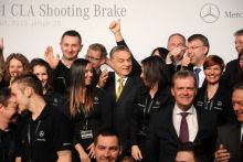 A Nagyon Kedves Vezető
Orbán Viktor a hazai gyártású CLA Shooting Brake modell bemutatásán a kecskeméti Mercedes-gyárban. 2015. január 20.