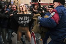 Budapesti Femen debütálás
A Putyin-Orbán találkozó helyszíne, a Parlament közelében debütált a Femen Budapesten: meztelen aktivista kiabálta: “Putyin, go home!”. 2015. február 17.
