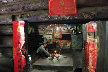 Tűzhely a Lisu népeknél
A Dél-Kínai Yunnan tartomány és azon belül is a Weixi megye lakosságát többségiben a Lisu etnikai csoport alkotja. A Mekong folyó felső szakaszának völgyében a magas hegyvidéki táj mikró falvak kialakulását tette lehetővé. A természeti adottságok miatt elszigetelt lakósság nagy része a mai napig megőrizte ősi jellegét. A házak központi eleme a konyha, aminek közepén található a tűzhely.
A tűzhely fontosságát mi sem bizonyítja jobban, hogy ez ad meleget, fényt az ablak nélküli házakban és energiát a sütéshez-főzéshez. Ez köré ül a család, ha étkezik, vagy ha csak társalognak is.
