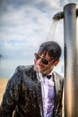 No SMOKING
Árpa Attila színész, producer, rendező, forgatókönyvíró, a magyar média fenegyereke szmokingban áll a zuhany alatt a spanyol tengerparton 2015 őszén.