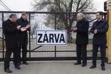 Zárva taps
Kósa Lajos, Becsky István képviselők, Kontrát Károly államtitkár és Papp László polgármester (b-j) a bezárt debreceni menekülttábornál megtapsolják a ZÁRVA táblát 2015. december 16-án. 