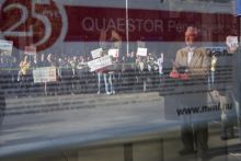 QUAESTOR
2015 márciusában bedőlt a Quaestor csoport. Több ezer ügyfél pénze ragadt be a cégnél, tüntetés hullámotváltva ki