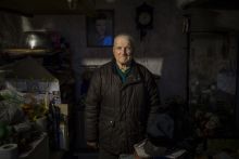 Kovács Lajos
Kovács Lajos nyugdíjas, házának egyetlen, pár négyzetméteres szobájában, fiatalkori portréja előtt az elvándorlással és a szegénység terjedésével is küzdő Csongrád megyei Csanyteleken. 
