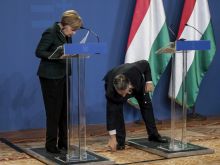 Meghajlás
Orbán Viktor miniszterelnök felveszi vendége, a Budapesten tartózkodó Angela Merkel német kancellár leejtett tollát a megbeszélésük után tartott sajtótájékoztatón a Parlamentben 2015. február 2-án.
