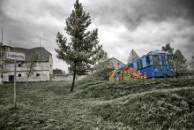 Csákberény
Zsemlye Ildikó „A Földből kitörő metrókocsi” című installációja.