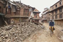 Jövet-menet
Katmandu, óváros. Nem sokkal a földrengés után a város lakói ismét visszatérnek mindennapi életükhöz – a romok között.