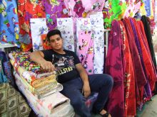 Shirazi boltosok
Shirazban , Irán egyik legszebb városában természetesen hatalmas bazár van.Sok árus a helyieknek szánt termékeket árul de például a szőnyegárusok nagyon várják a nyugati szankciók eltörlését és azt , hogy az ország újra megérdemelt helyére kerüljön a világturizmus térképén.