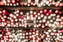 Ima Párizsért
Gyertyagyújtás a Párizsi terrortámadásban elhunyt áldozatok emlékére Budapesten 2015.11.14
