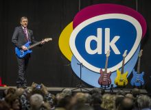  Megújulás
Alkalmi rockerként gitárral színpadra lépő Gyurcsány Ferenc és egy légfrissítőre emlékeztető új logó bemutatása szimbolizálta a párt megújulását a Demokratikus Koalíció februári tisztújítóján.