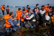Balkáni útvonal
2015- ben több mint 800 ezer menekült és migráns érkezett Törökországból az Égei tengeren keresztül Görögországba. Innen balkáni útvonalon folytatták útjukat észak felé, többségük úti célja Németország volt. Ezen a vonalon elsőként Magyarország épített kerítést a déli határán, hogy kezelni tudja a menekültáradatot és ellenőrizni, kik lépik át a határát. A szerb-magyar és horvát-magyar zöldhatár lezárása után más útvonalon, Szerbiától Horvátországon és Szlovénián keresztül utaztak tovább Nyugat-Európába a menedékkérők. 