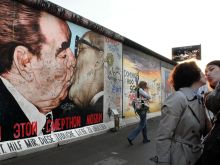 2015, East Side Gallery, Berlin, Németország
Az East Side Gallery a szabadság nemzetközi emlékműve. Turisták szelfiznek a Brezsnyev és Honecker csókját ábrázoló graffiti előtt.