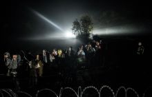 Nyolc perc
Magyarország 2015.10.17.-én lezárja a Horvátországgal közös határvonalat. A képen látható migránsok,a határzár lezárása előtt (8 perccel) még megpróbálnak átjutni Magyarországra. 2015.10.16.Zákány